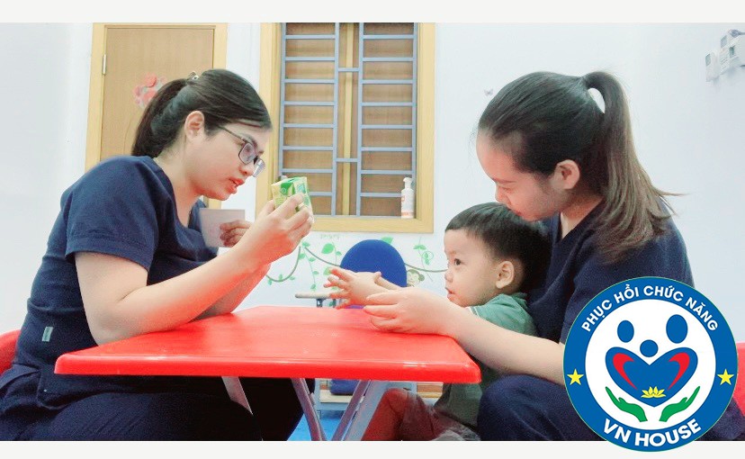 Giáo viên tại trung tâm đang sử dụng phương pháp PESC trong can thiệp
