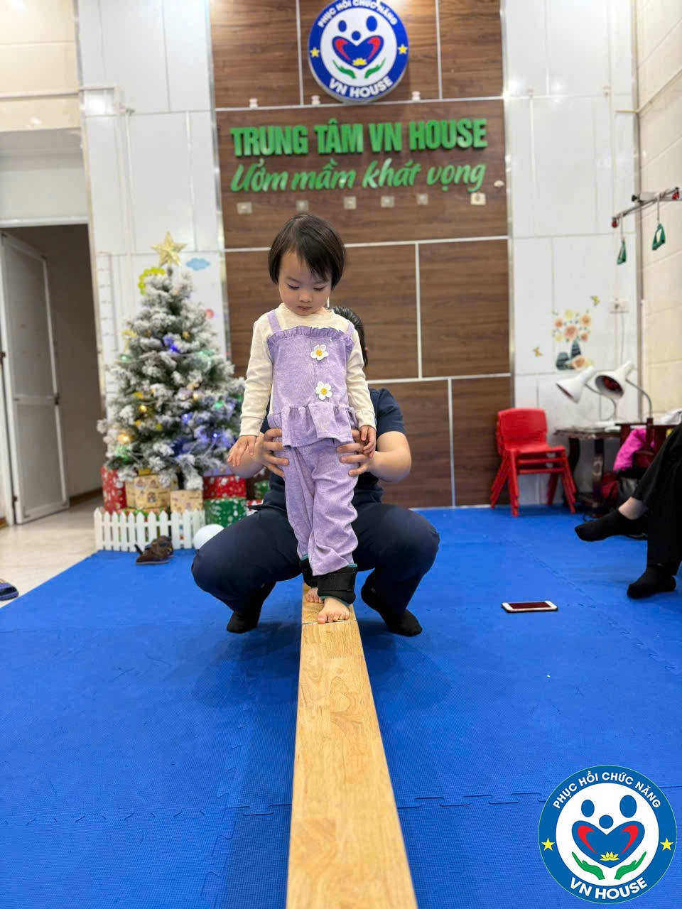 Hình ảnh bé tập đi trên cầu thăng bằng