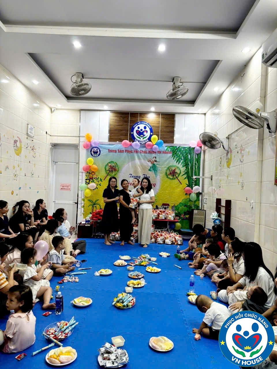 Cô Nguyễn Thị Hoài tặng quà cho các cháu đang can thiệp tại trung tâm