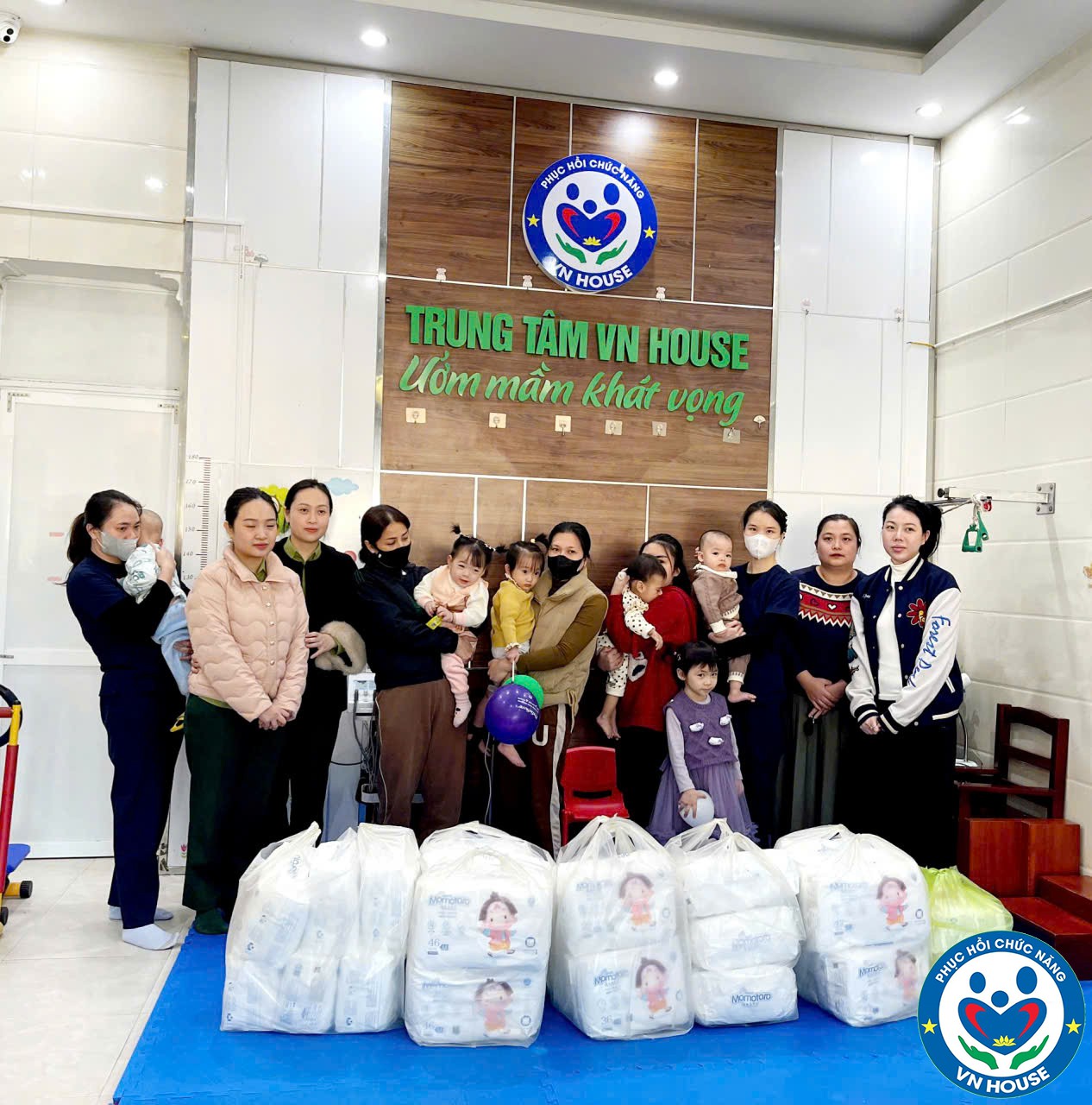 Mạnh thường quân tặng bỉm cho các bé Bại não tại trung tâm VN House